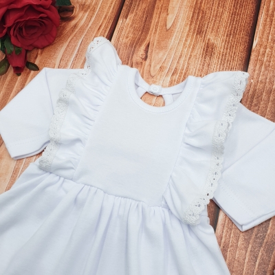 biała sukienka niemowlęca na chrzest